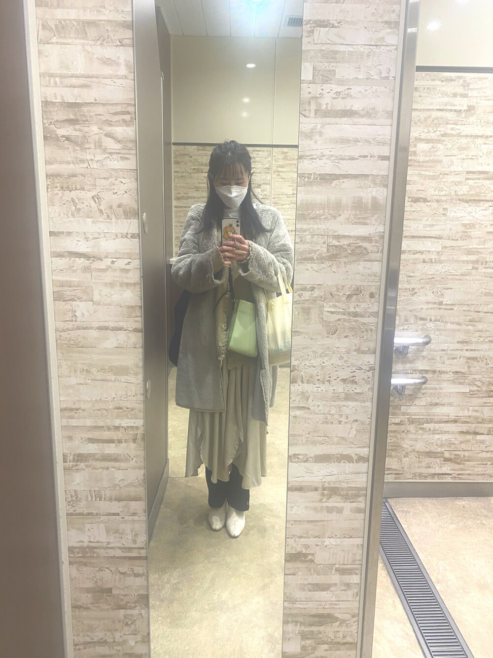 ベージュ系のムートンコート、ブラック系のその他パンツ、その他のワンピースを着用したレディースの冬コーディネートの2枚目の写真