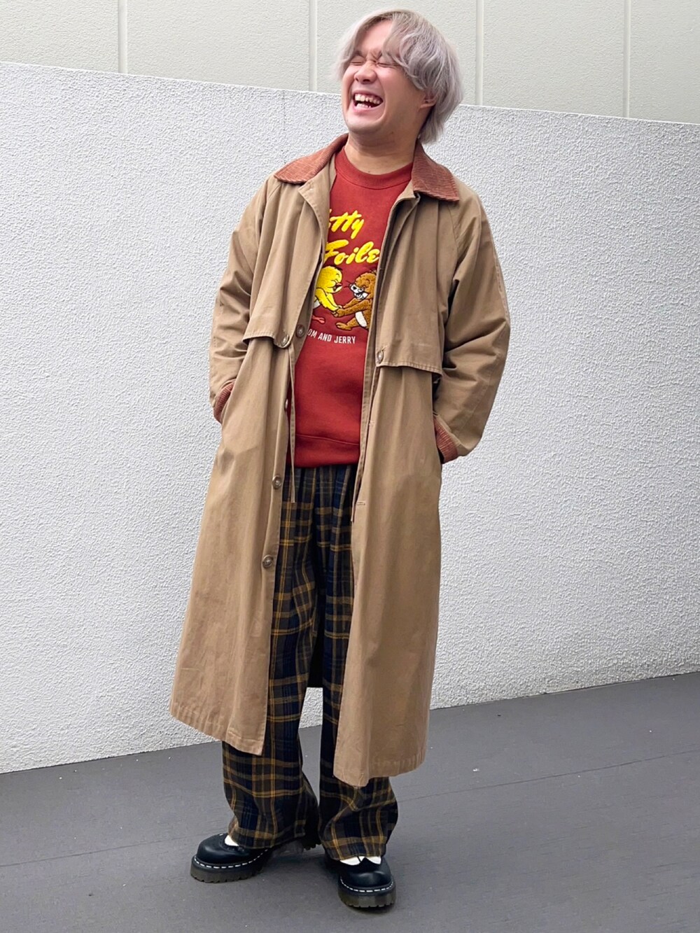 ブラック系のブーツを着用したメンズの秋コーディネートの2枚目の写真