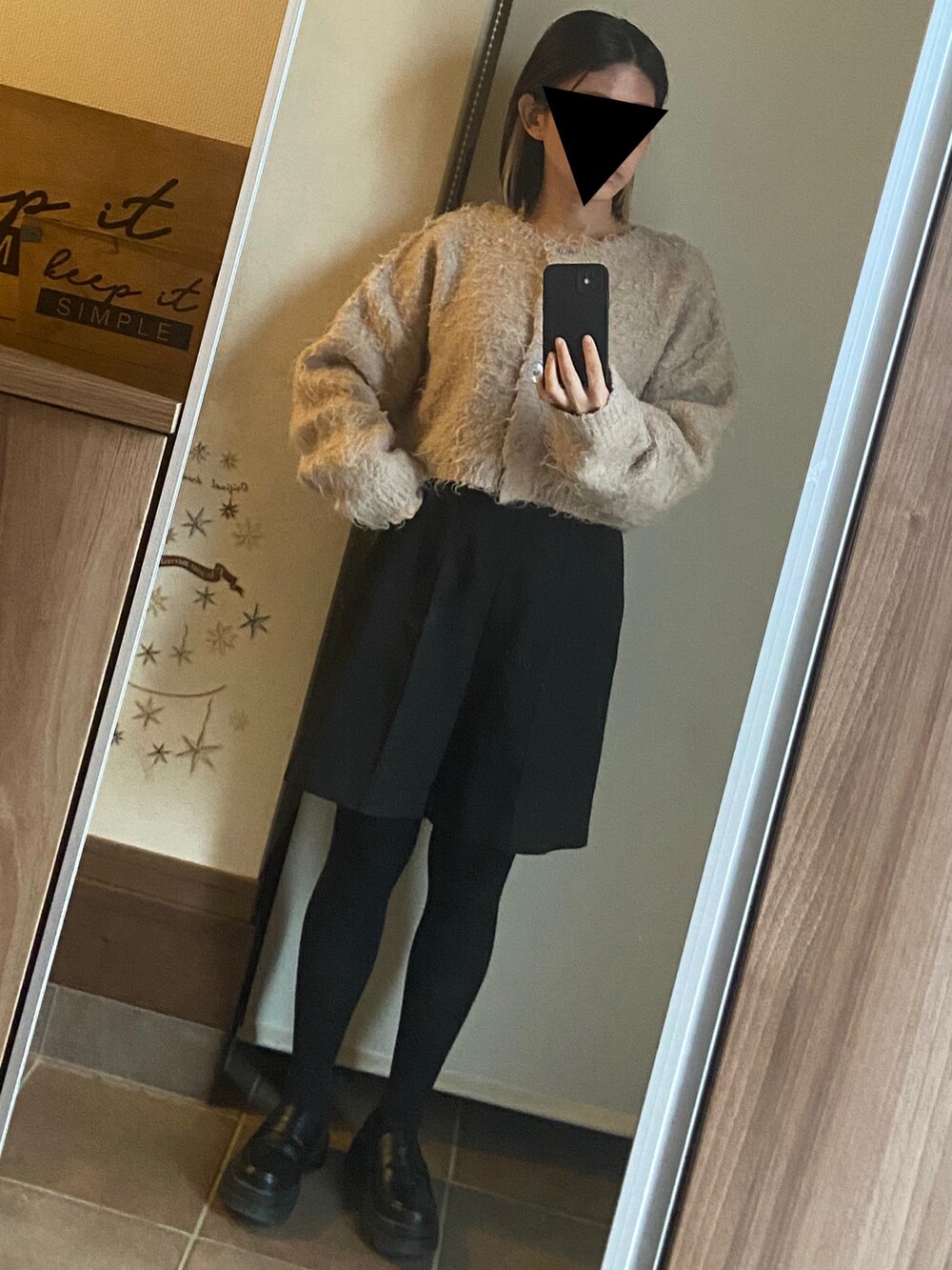 ベージュ系のカーディガン/ボレロ、ブラック系のローファー、ブラック系のその他パンツを着用したレディースの冬コーディネートの3枚目の写真