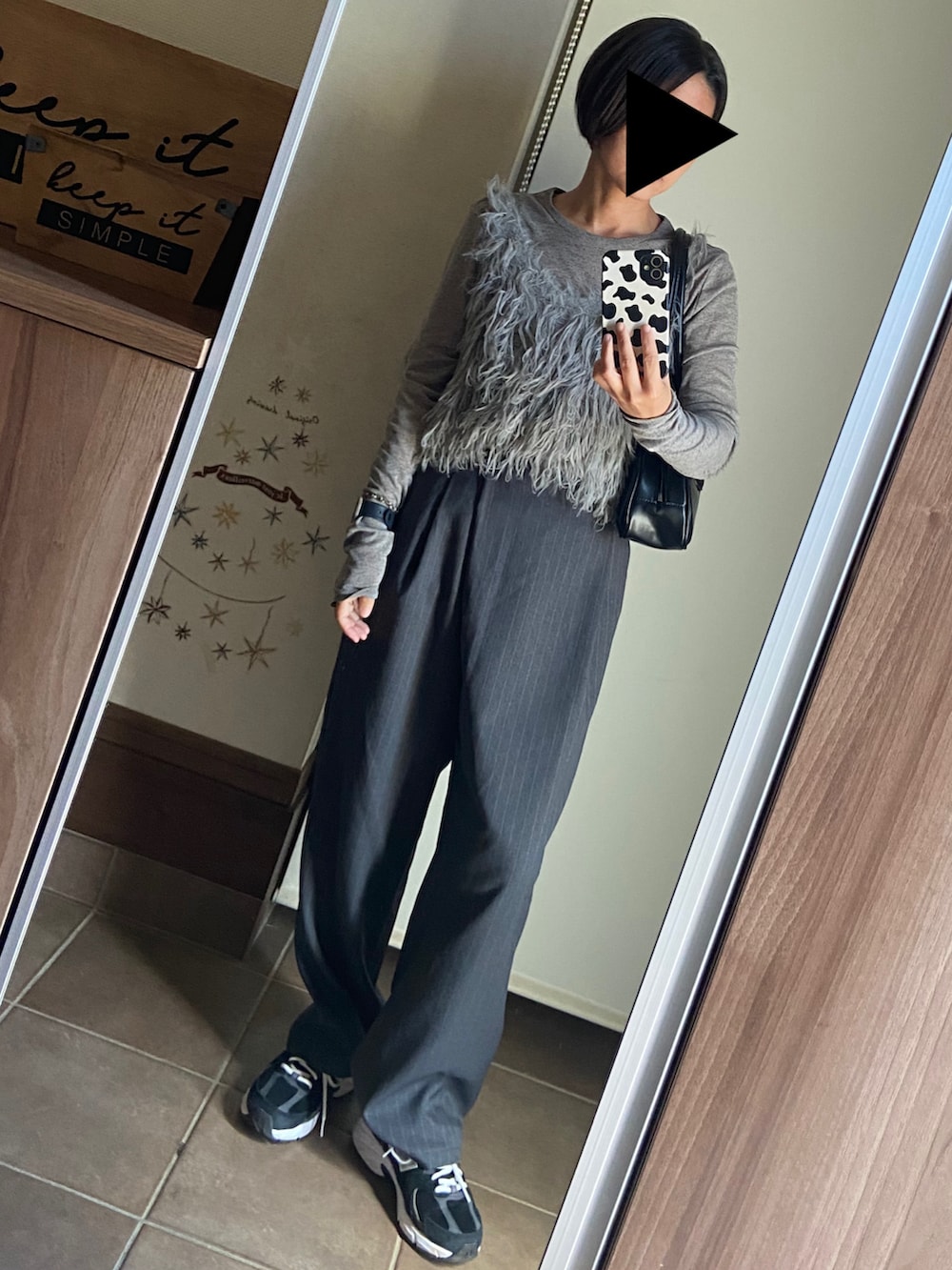 グレー系のキャミソール、グレー系のTシャツ/カットソー、グレー系のスラックスを着用したレディースの春コーディネートの2枚目の写真