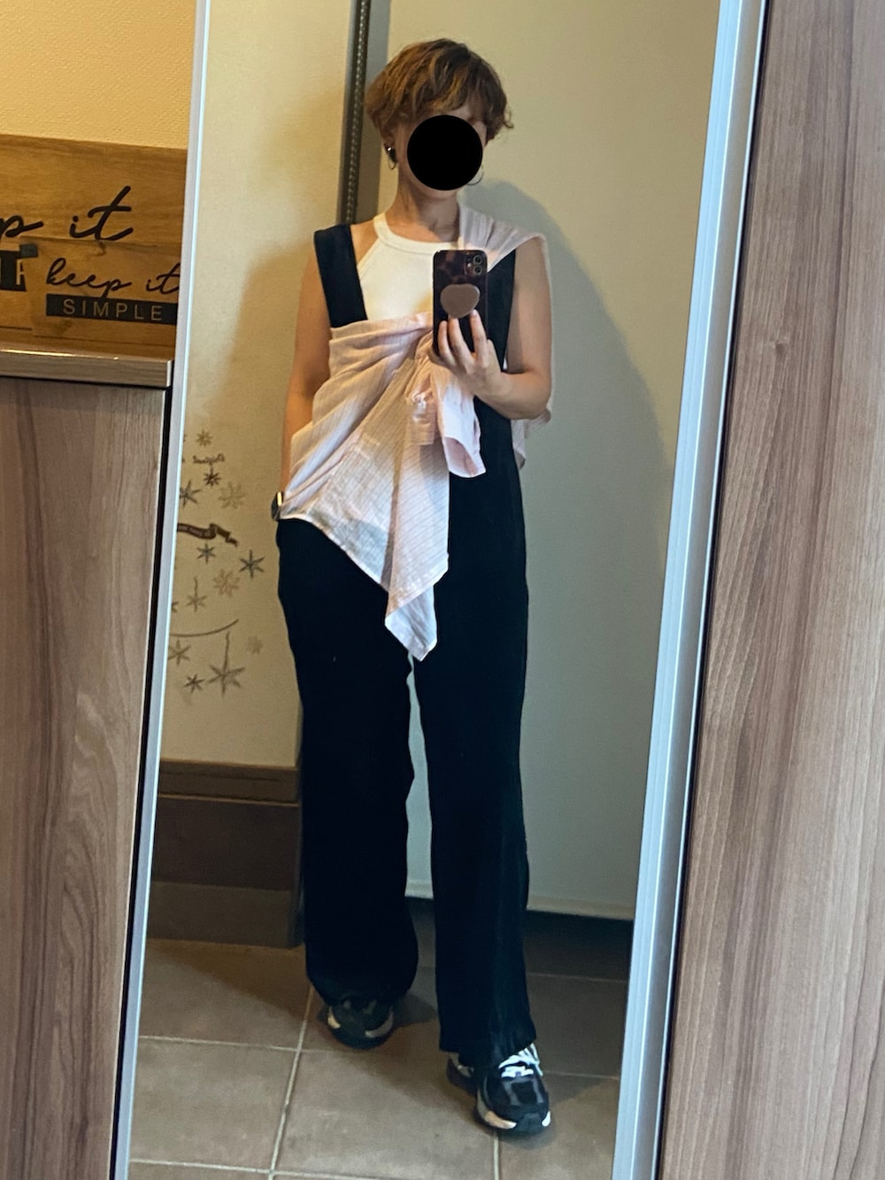 ブラック系のつなぎ/オールインワン、ピンク系のシャツ/ブラウス、ブラック系のスニーカーを着用したレディースの夏コーディネートの2枚目の写真