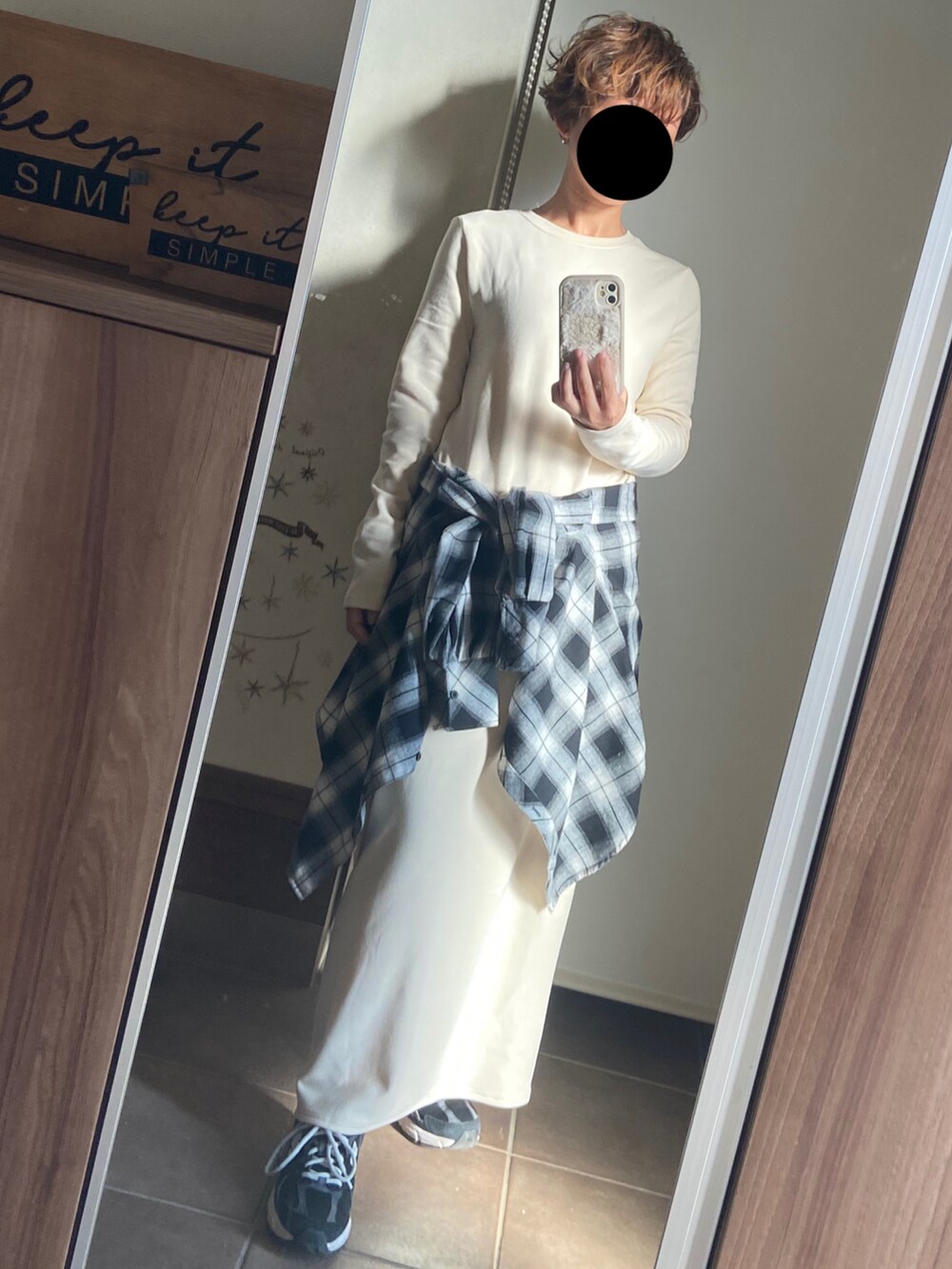 ホワイト系のワンピース、ブルー系のデニムジャケット、その他のシャツ/ブラウスを着用したレディースの冬コーディネートの3枚目の写真