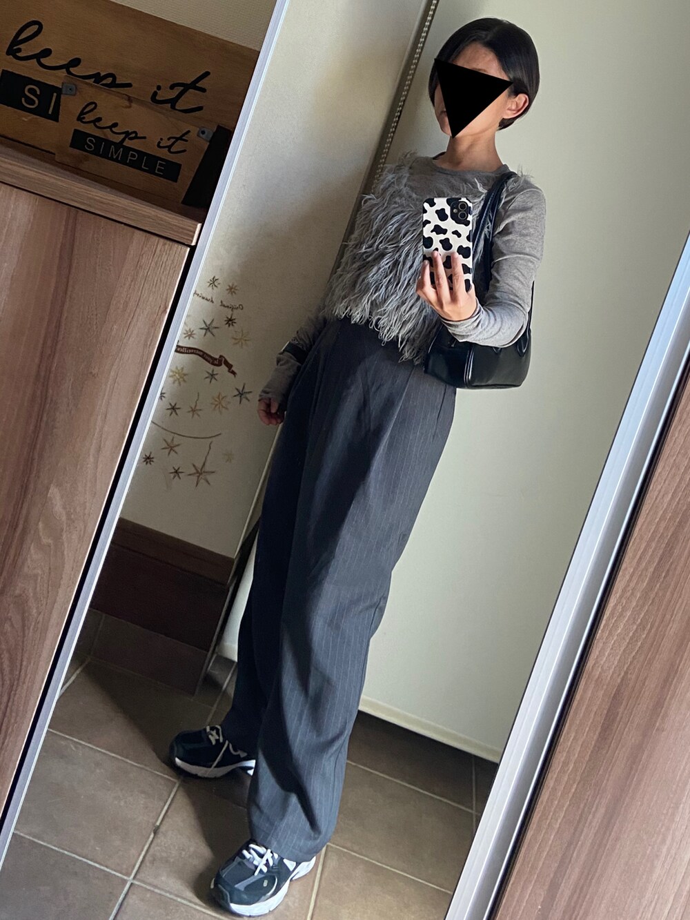 グレー系のキャミソール、グレー系のTシャツ/カットソー、グレー系のスラックスを着用したレディースの春コーディネートの3枚目の写真