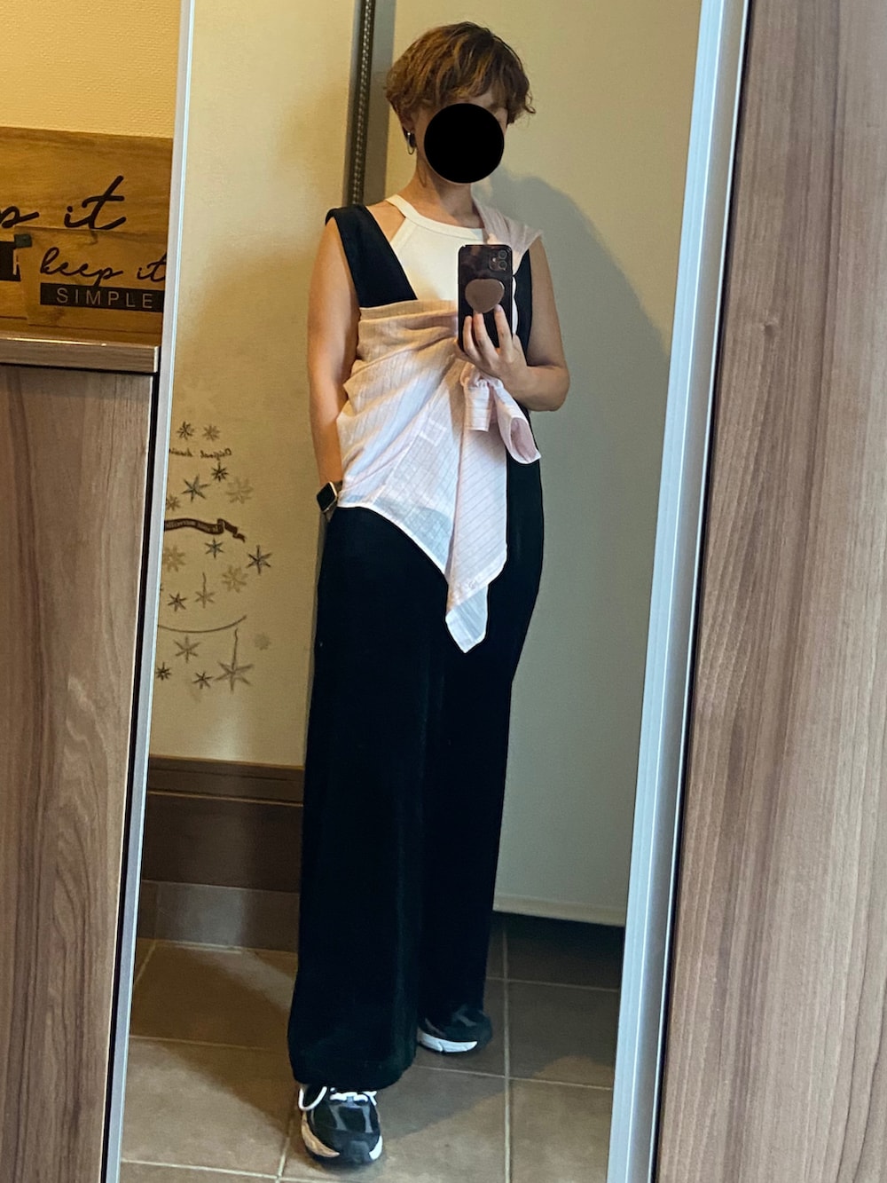 ブラック系のつなぎ/オールインワン、ピンク系のシャツ/ブラウス、ブラック系のスニーカーを着用したレディースの夏コーディネートの3枚目の写真