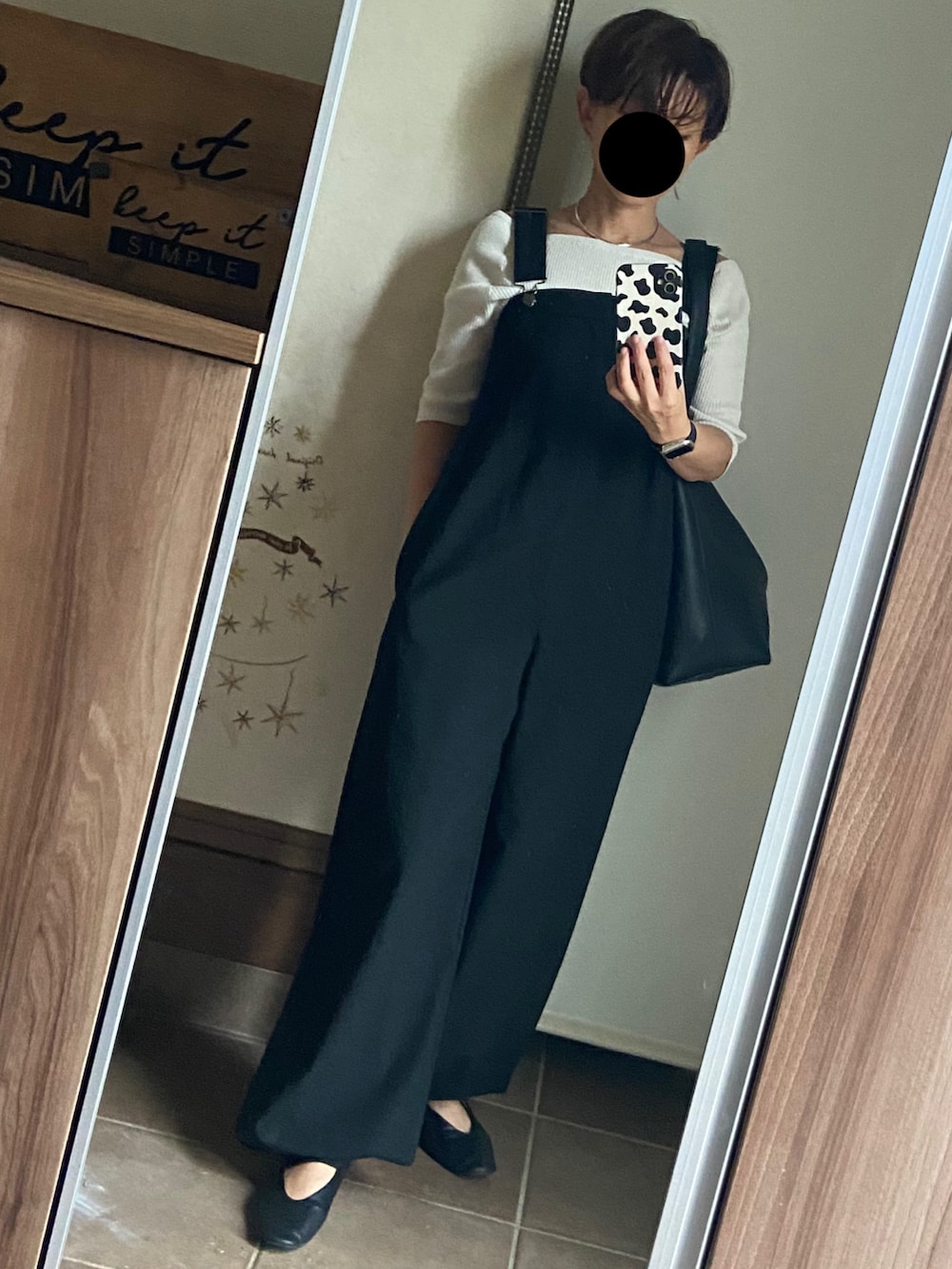 ブラック系のサロペット/オーバーオール、ホワイト系のニット/セーター、ブラック系のバレエシューズを着用したレディースの秋コーディネートの4枚目の写真