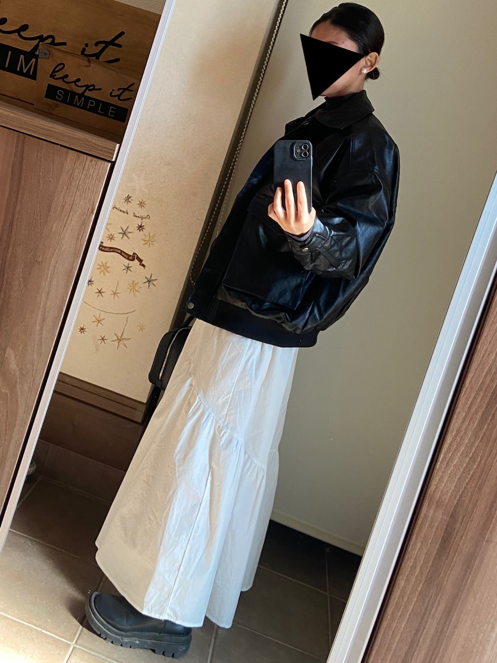 「プチプラ、カジュアルスタイル、ゆるコーデ、秋冬コーデ、シンプル、大人可愛い、大人コーデ、冬服、韓国ファッション、ガーリー、スカートコーデ、低身長コーデ、シンプルスタイル、モノトーンコーデ、デート」｜「Javaの《JaVaジャバ コラボ》高見えをプラスするシボ感。フェイクレザーヴィンテージオーバーブルゾン（ブルゾン、ブラック系）」を使った、ゆんさん（レディース・153cm）の冬コーディネートの3枚目の写真
