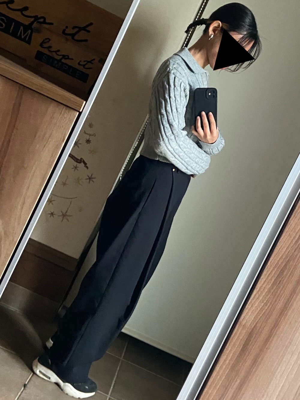 「冬コーデ、オトナ女子、大人かわいい、きれいめカジュアル、スニーカーコーデ、カーディガン、ニットコーデ、シンプル、着回しコーデ、低身長女子、タックパンツ、ダブルジップ、襟付きトップス」｜「しまむらのアイテム（カーディガン/ボレロ、グレー系）」を使った、ゆんさん（レディース・153cm）の冬コーディネートの3枚目の写真