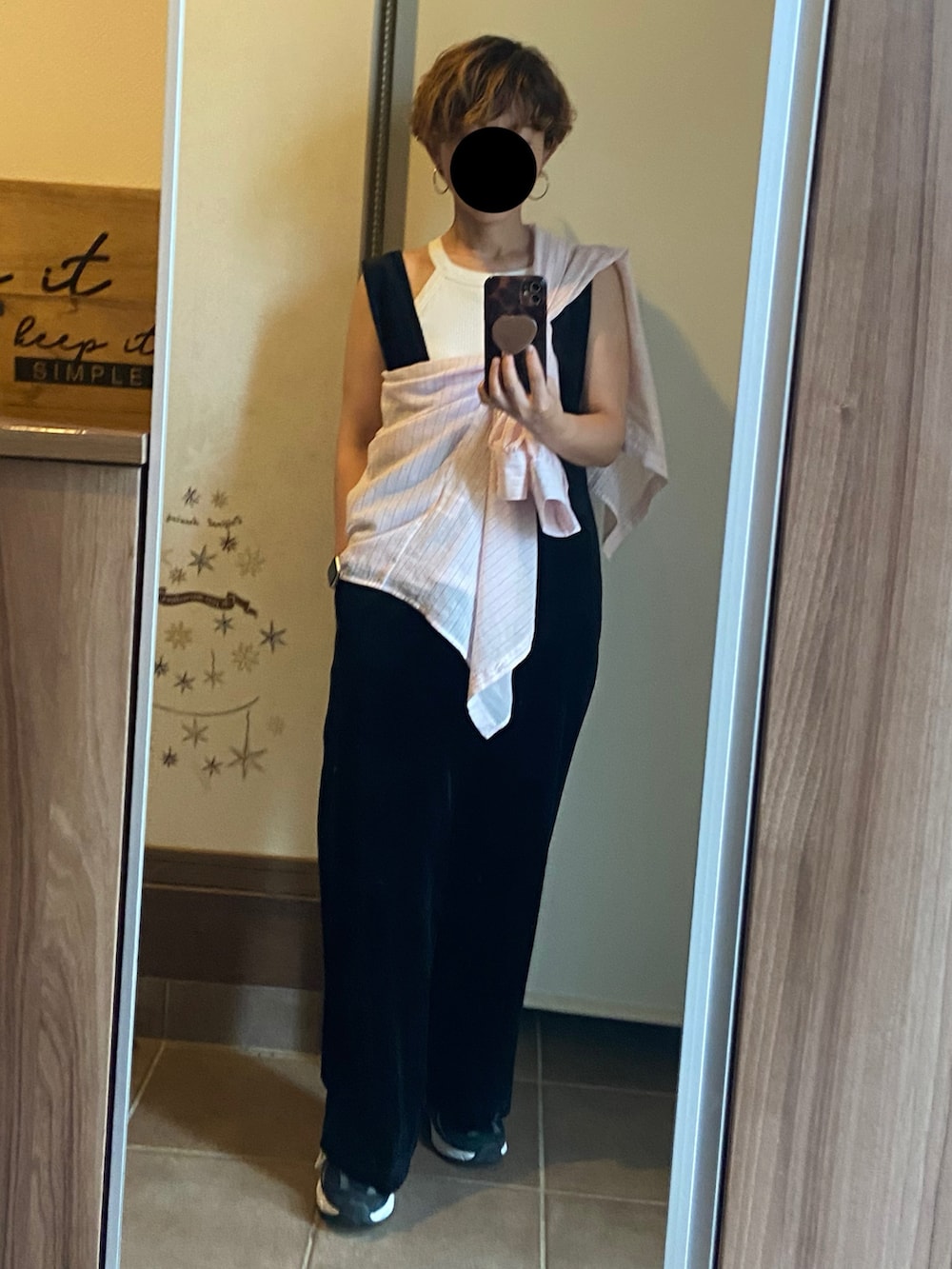 ブラック系のつなぎ/オールインワン、ピンク系のシャツ/ブラウス、ブラック系のスニーカーを着用したレディースの夏コーディネートの4枚目の写真