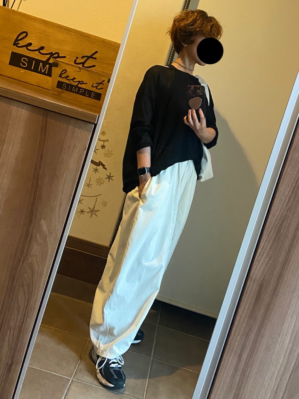 ブラック系のニット/セーター、ホワイト系のその他パンツ、ホワイト系のトートバッグを着用したレディースの夏コーディネートの3枚目の写真