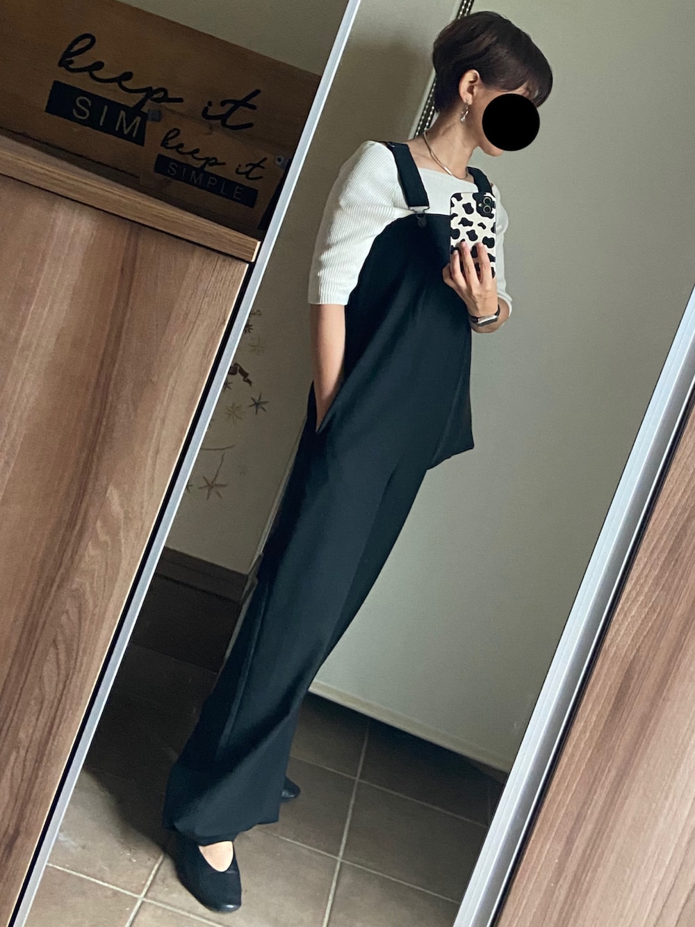 ブラック系のサロペット/オーバーオール、ホワイト系のニット/セーター、ブラック系のバレエシューズを着用したレディースの秋コーディネートの2枚目の写真