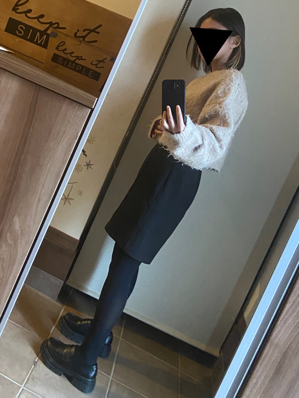 ベージュ系のカーディガン/ボレロ、ブラック系のローファー、ブラック系のその他パンツを着用したレディースの冬コーディネートの2枚目の写真