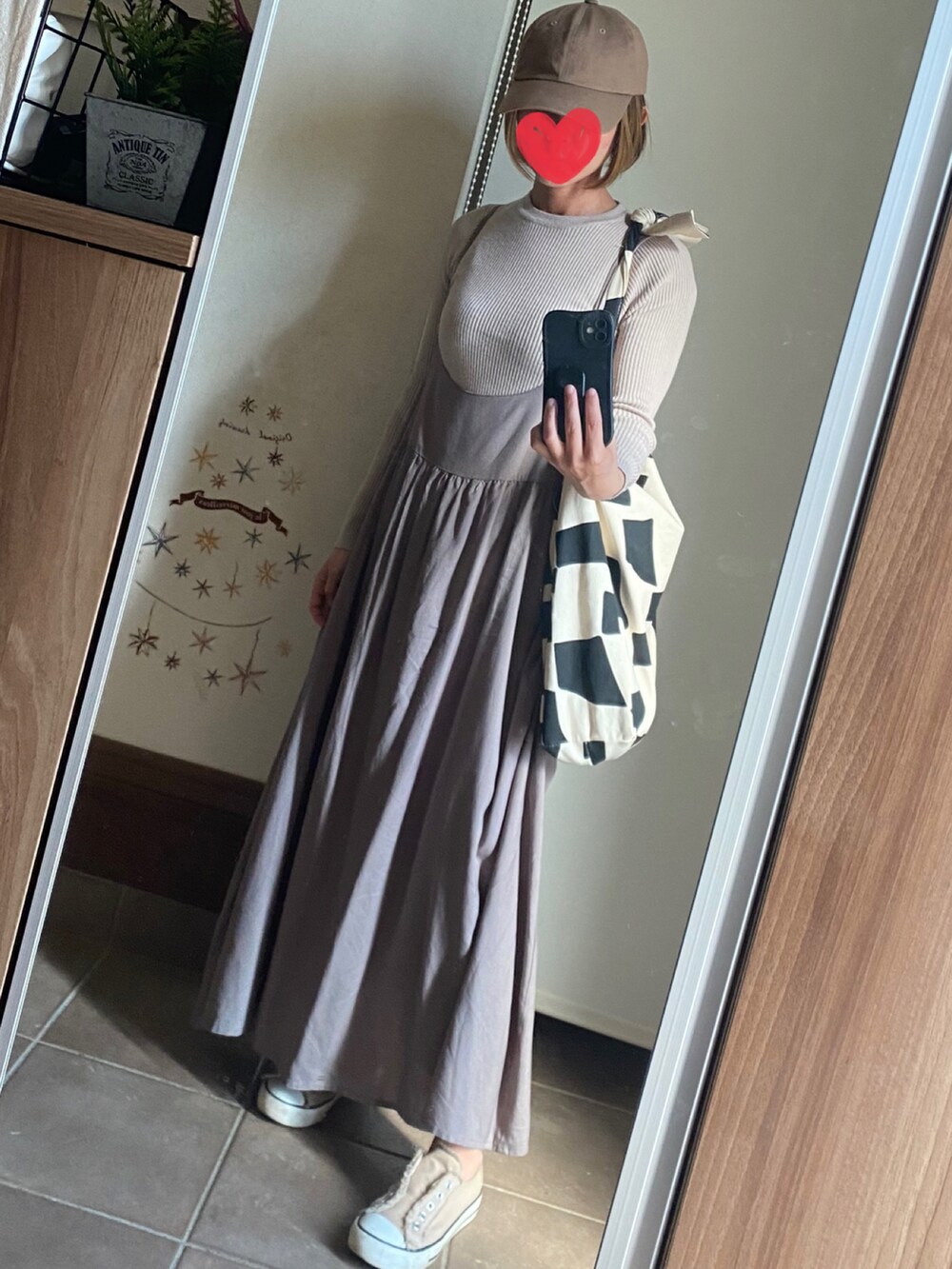 ブラウン系のキャップを着用したレディースの春コーディネートの2枚目の写真