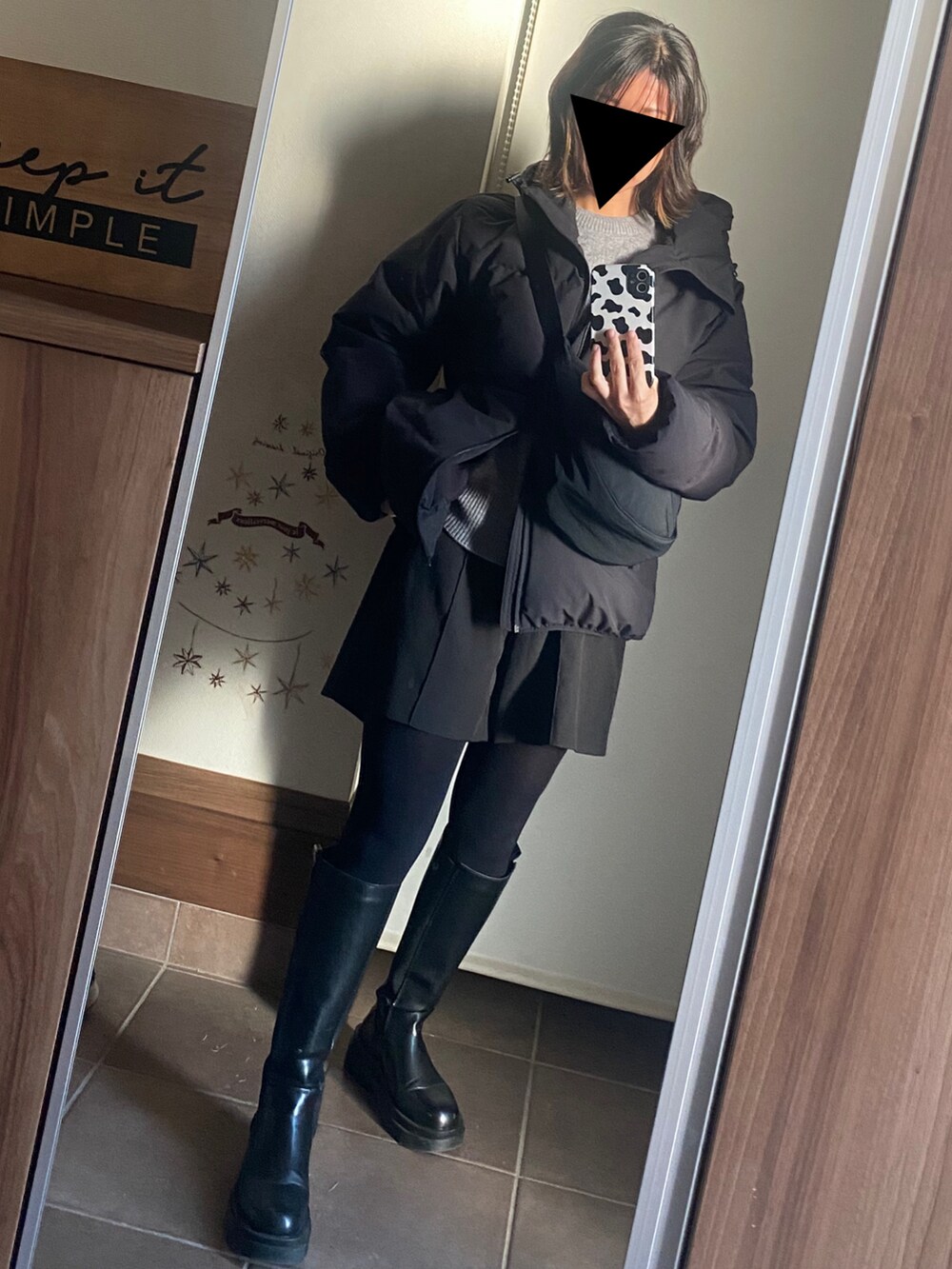 「ラウンドミニショルダーバッグ、ショートパンツ、ロングブーツ、ヒートパデットブルゾン、ブラック、休日スタイル、お出かけコーデ、ラクチンコーデ、シンプルコーデ、オトナカワイイ、冬、オトナカジュアル、プチプラ、低身長コーデ、ダウンジャケット」｜「GUのアイテム（ダウンジャケット/コート、ブラック系）」を使った、ゆんさん（レディース・153cm）の冬コーディネートの2枚目の写真