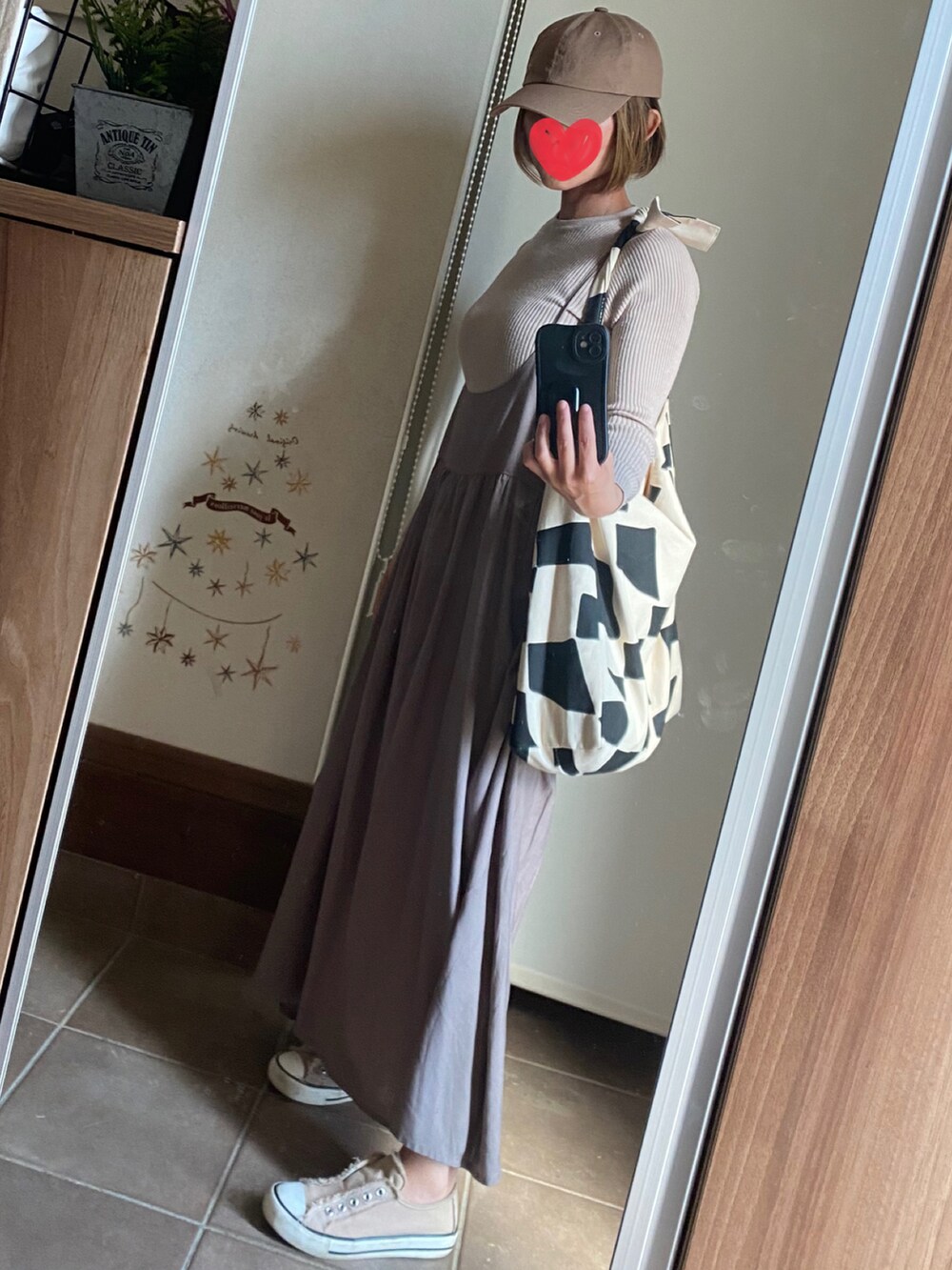 ブラウン系のキャップを着用したレディースの春コーディネートの3枚目の写真