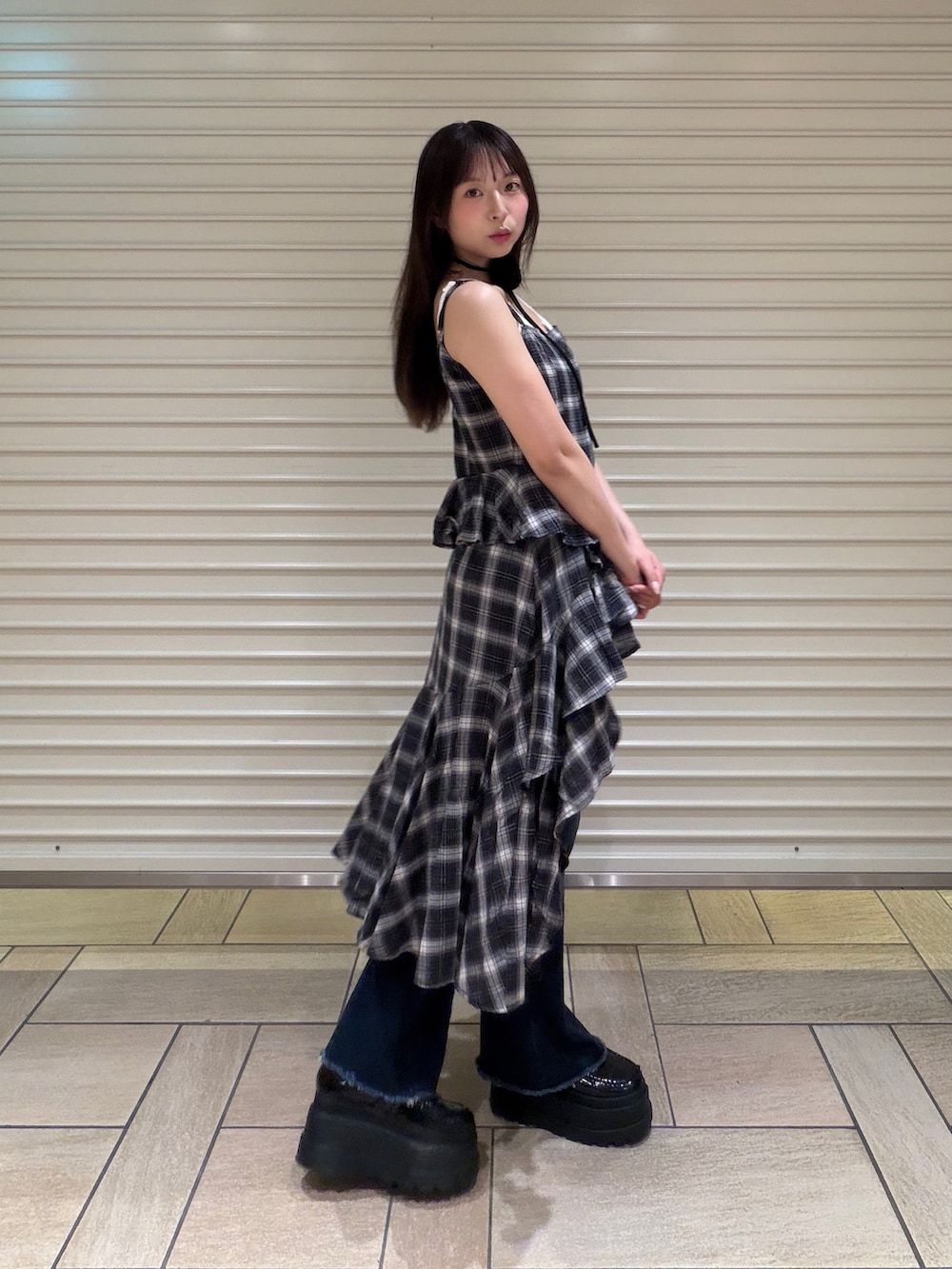 ブラック系のワンピース、ブルー系のその他パンツを着用したレディースの秋コーディネートの2枚目の写真