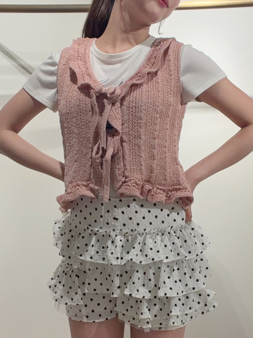ピンク系のニット/セーター、ホワイト系のその他パンツ、ホワイト系のTシャツ/カットソーを着用したレディースの春コーディネートの5枚目の写真