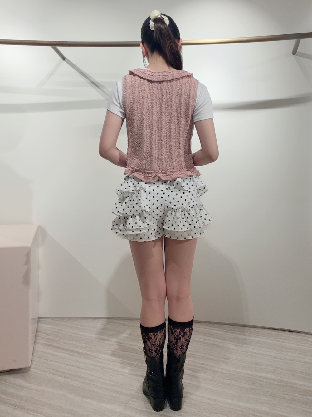 ピンク系のニット/セーター、ホワイト系のその他パンツ、ホワイト系のTシャツ/カットソーを着用したレディースの春コーディネートの4枚目の写真