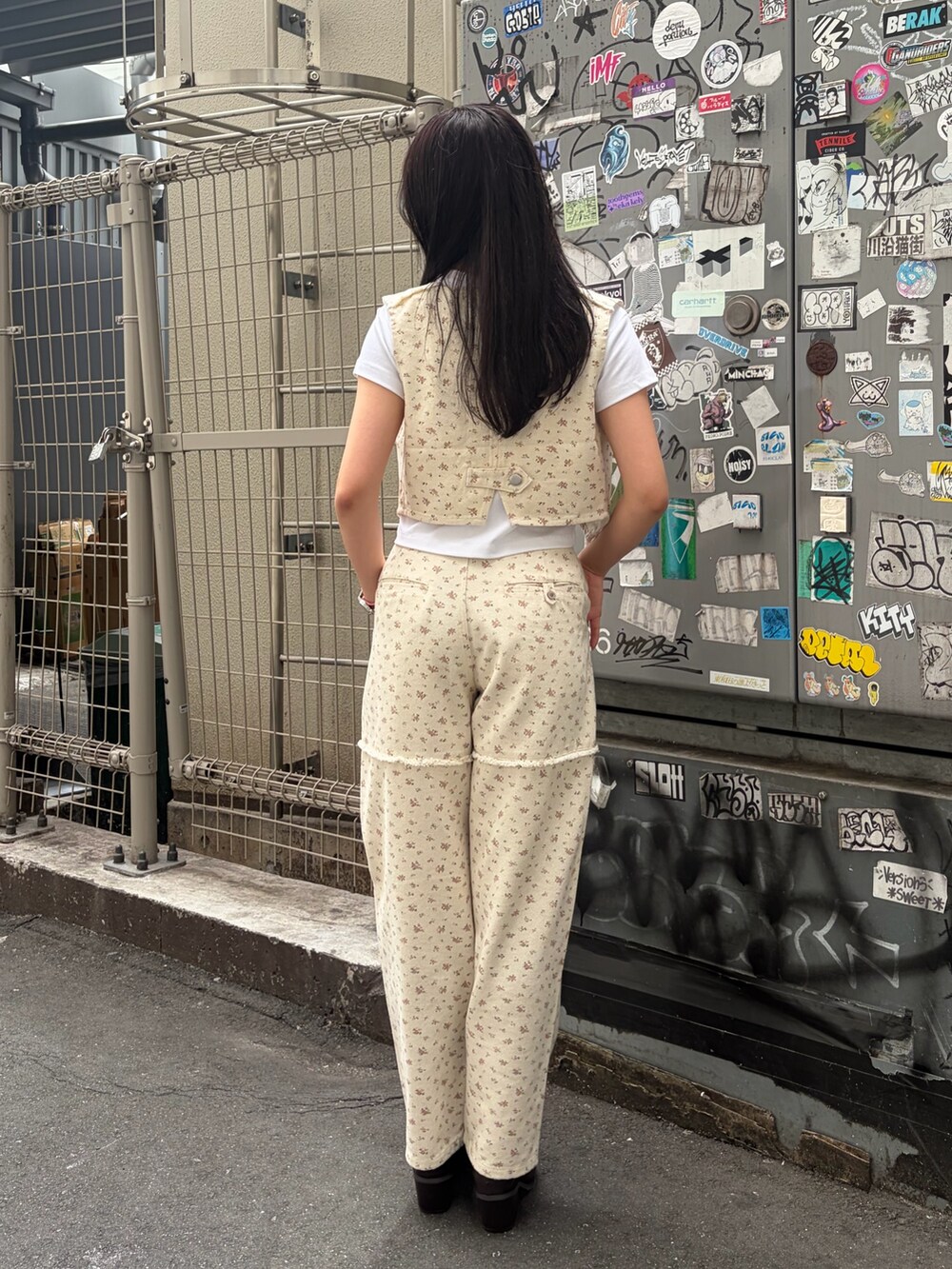 ホワイト系のTシャツ/カットソー、ピンク系のベスト、ピンク系のデニムパンツを着用したレディースの夏コーディネートの2枚目の写真