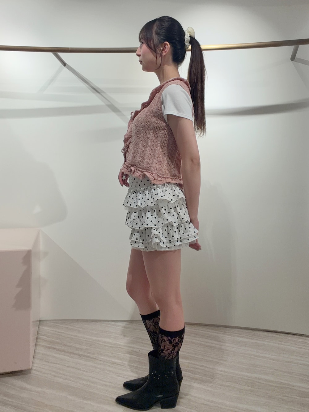 ピンク系のニット/セーター、ホワイト系のその他パンツ、ホワイト系のTシャツ/カットソーを着用したレディースの春コーディネートの3枚目の写真