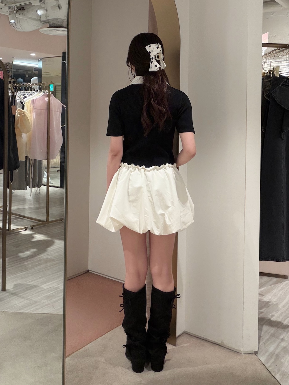 ブラック系のワンピース、ブラック系のブーツを着用したレディースの夏コーディネートの3枚目の写真