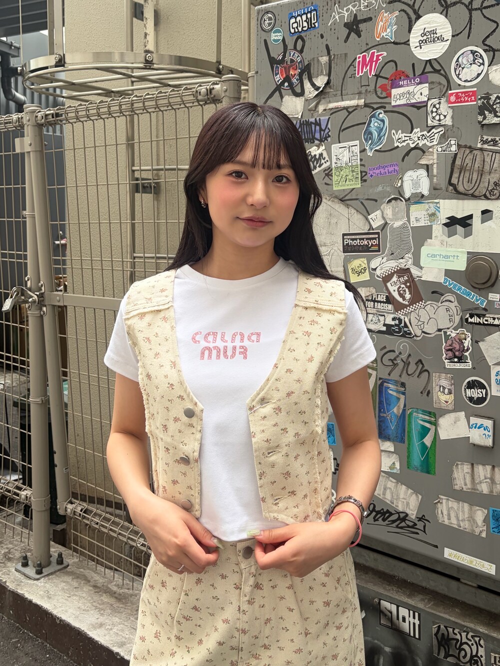 ホワイト系のTシャツ/カットソー、ピンク系のベスト、ピンク系のデニムパンツを着用したレディースの夏コーディネートの4枚目の写真