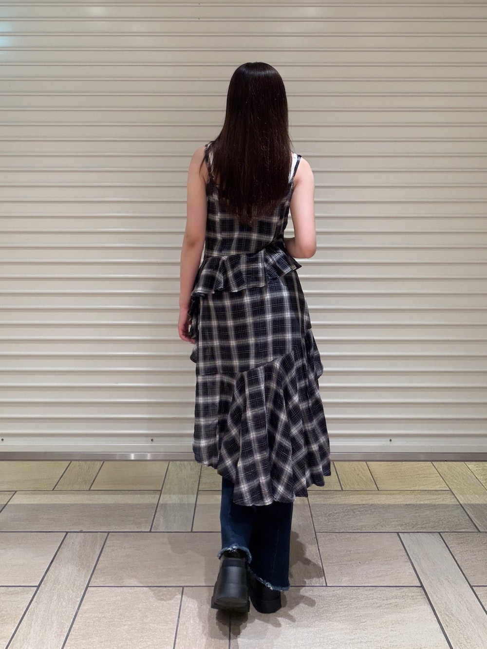 ブラック系のワンピース、ブルー系のその他パンツを着用したレディースの秋コーディネートの3枚目の写真