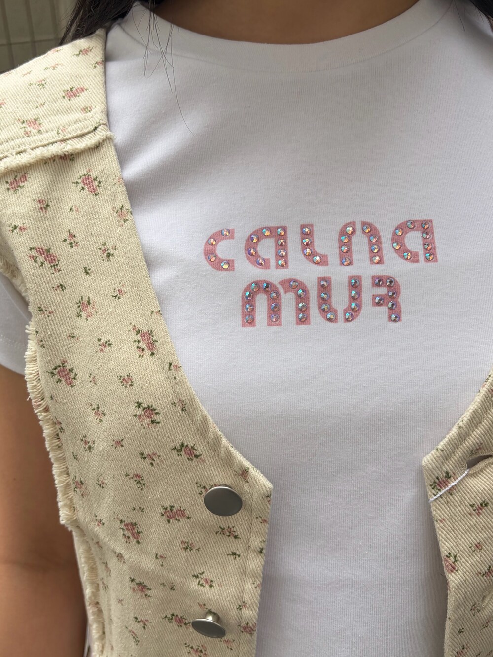 ホワイト系のTシャツ/カットソー、ピンク系のベスト、ピンク系のデニムパンツを着用したレディースの夏コーディネートの5枚目の写真