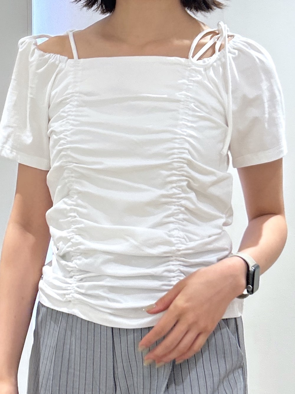 ホワイト系のTシャツ/カットソー、グレー系のその他パンツを着用したレディースの夏コーディネートの4枚目の写真