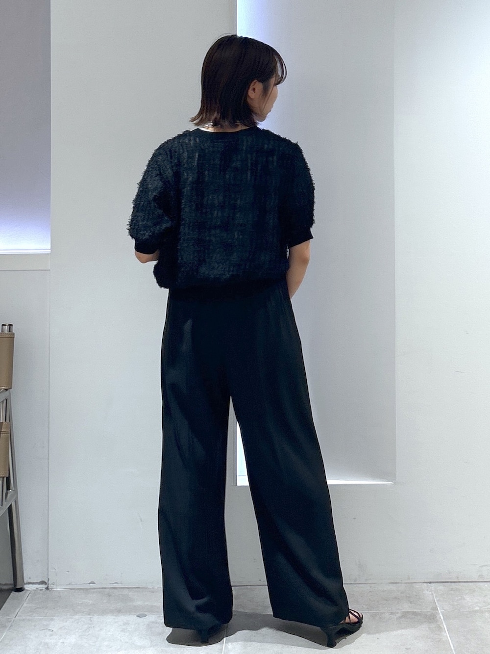 ホワイト系のTシャツ/カットソー、ブラック系のカーディガン/ボレロ、ブラック系のその他パンツを着用したレディースの夏コーディネートの2枚目の写真