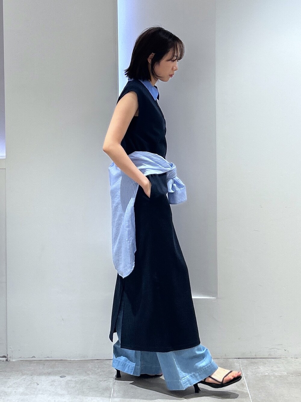 ブルー系のワンピース、ブルー系のシャツ/ブラウス、ブルー系のデニムパンツを着用したレディースの夏コーディネートの2枚目の写真