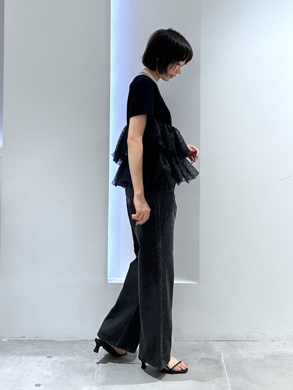 ブラック系のTシャツ/カットソー、ブラック系のデニムパンツを着用したレディースの夏コーディネートの2枚目の写真