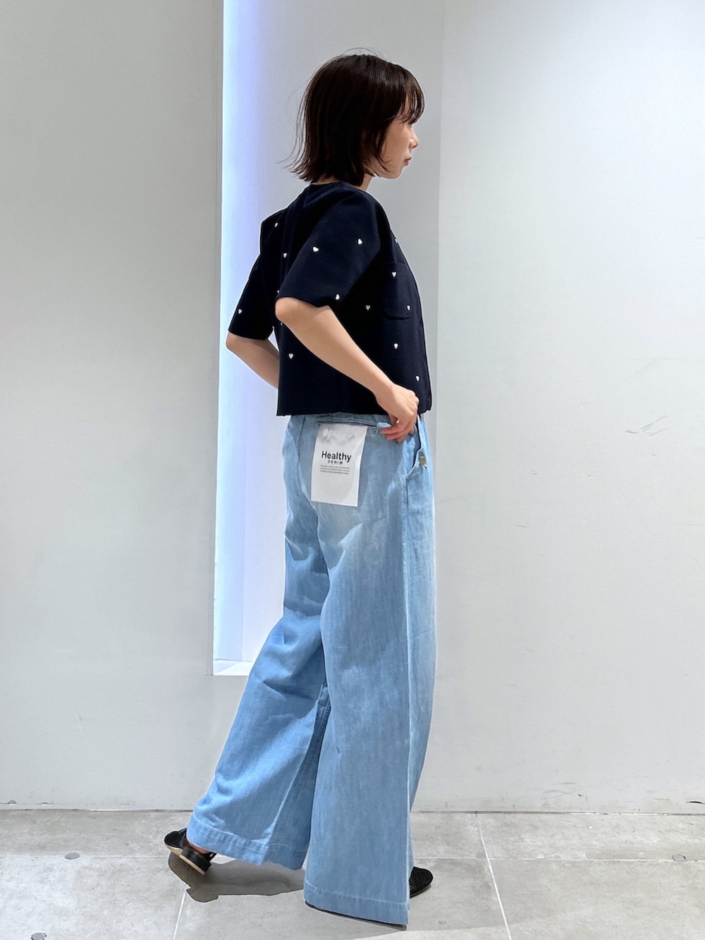 ホワイト系のTシャツ/カットソー、ブルー系のカーディガン/ボレロ、ブルー系のデニムパンツを着用したレディースの夏コーディネートの2枚目の写真