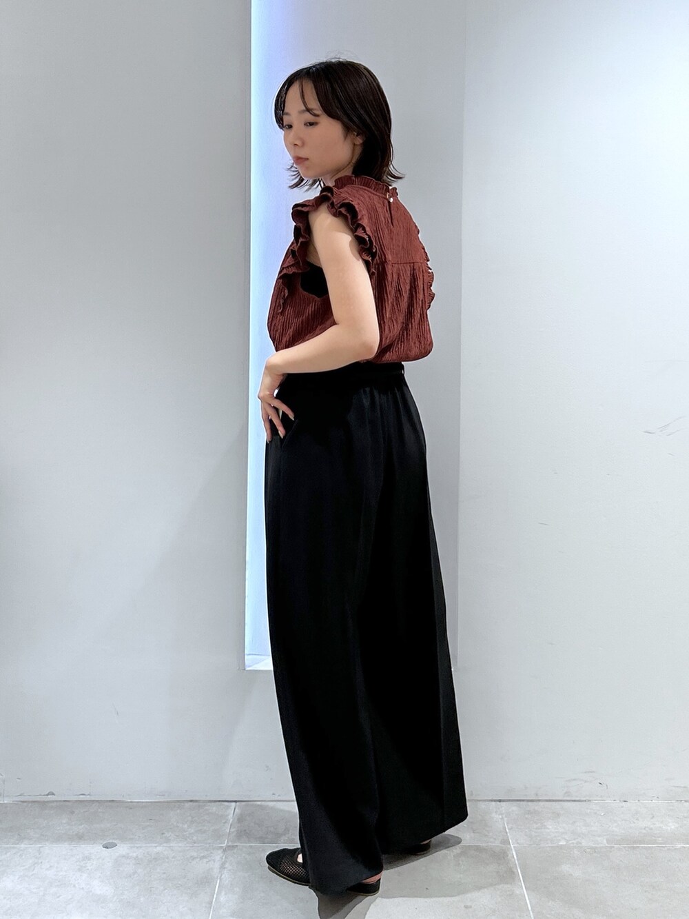 ブラック系のその他パンツ、ブラウン系のTシャツ/カットソーを着用したレディースの夏コーディネートの3枚目の写真