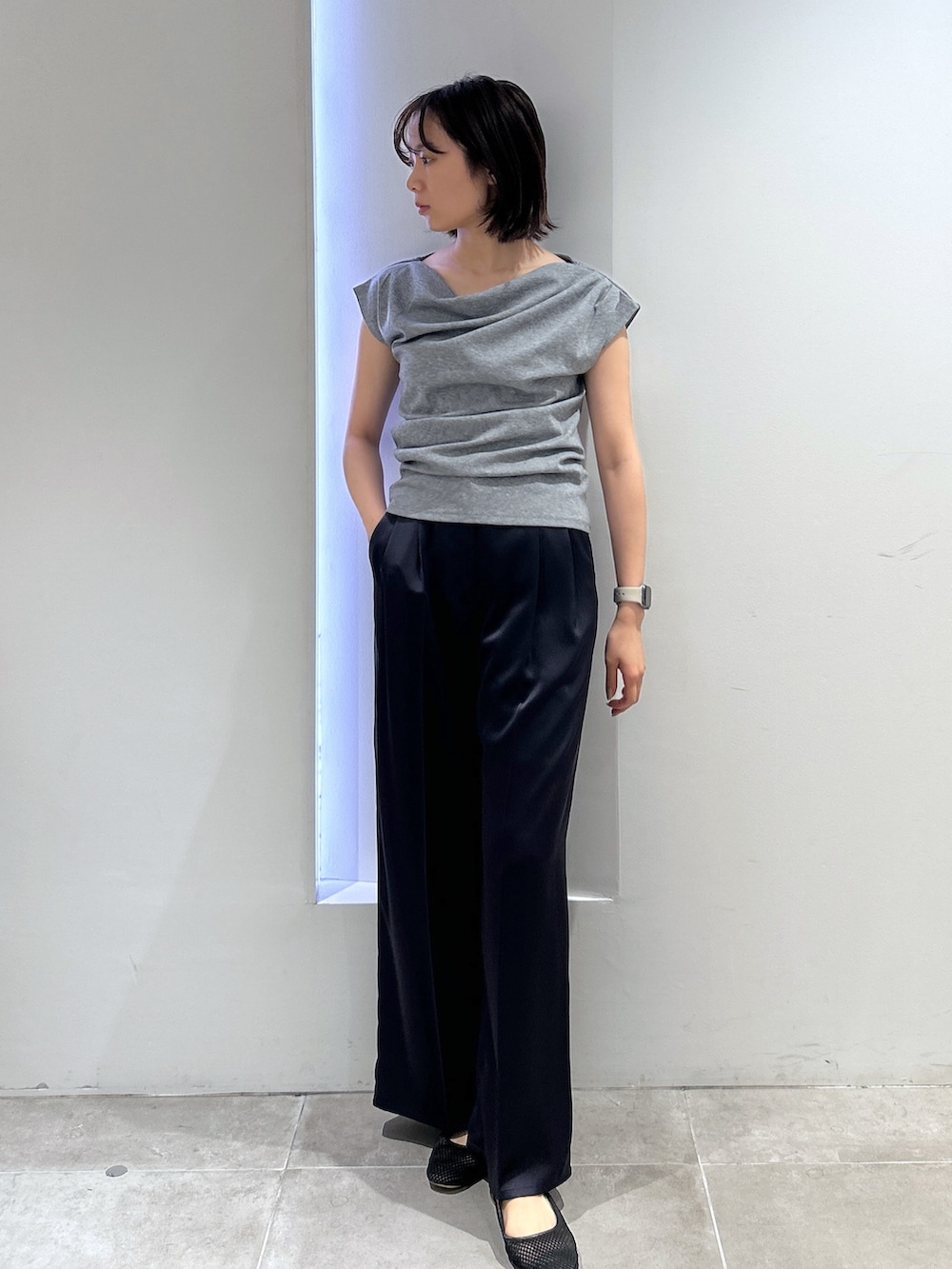 ブルー系のその他パンツ、グレー系のTシャツ/カットソーを着用したレディースの夏コーディネートの2枚目の写真