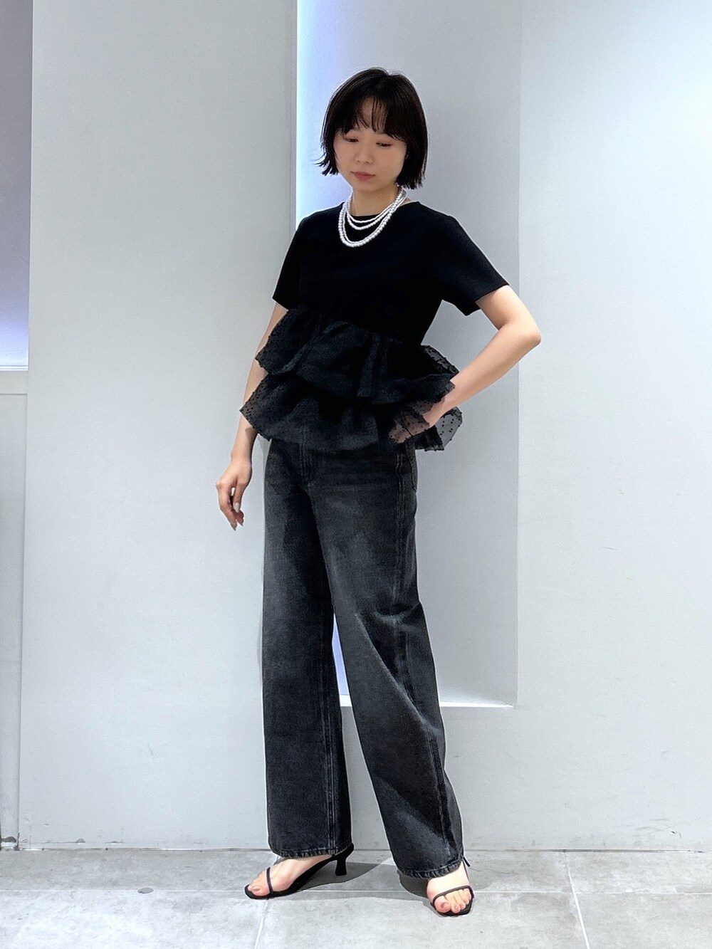 ブラック系のTシャツ/カットソー、ブラック系のデニムパンツを着用したレディースの夏コーディネートの4枚目の写真