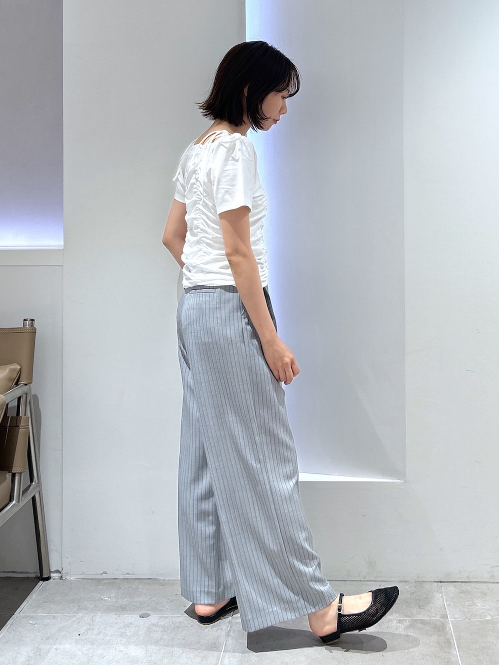 ホワイト系のTシャツ/カットソー、グレー系のその他パンツを着用したレディースの夏コーディネートの2枚目の写真