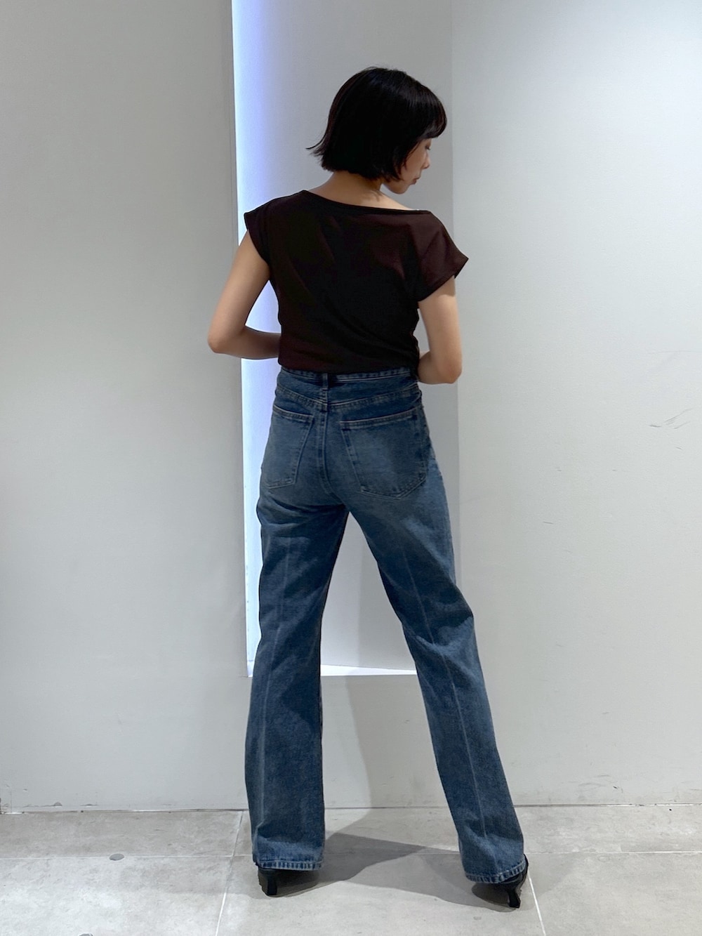 ブラウン系のTシャツ/カットソー、ブルー系のその他パンツを着用したレディースの夏コーディネートの4枚目の写真