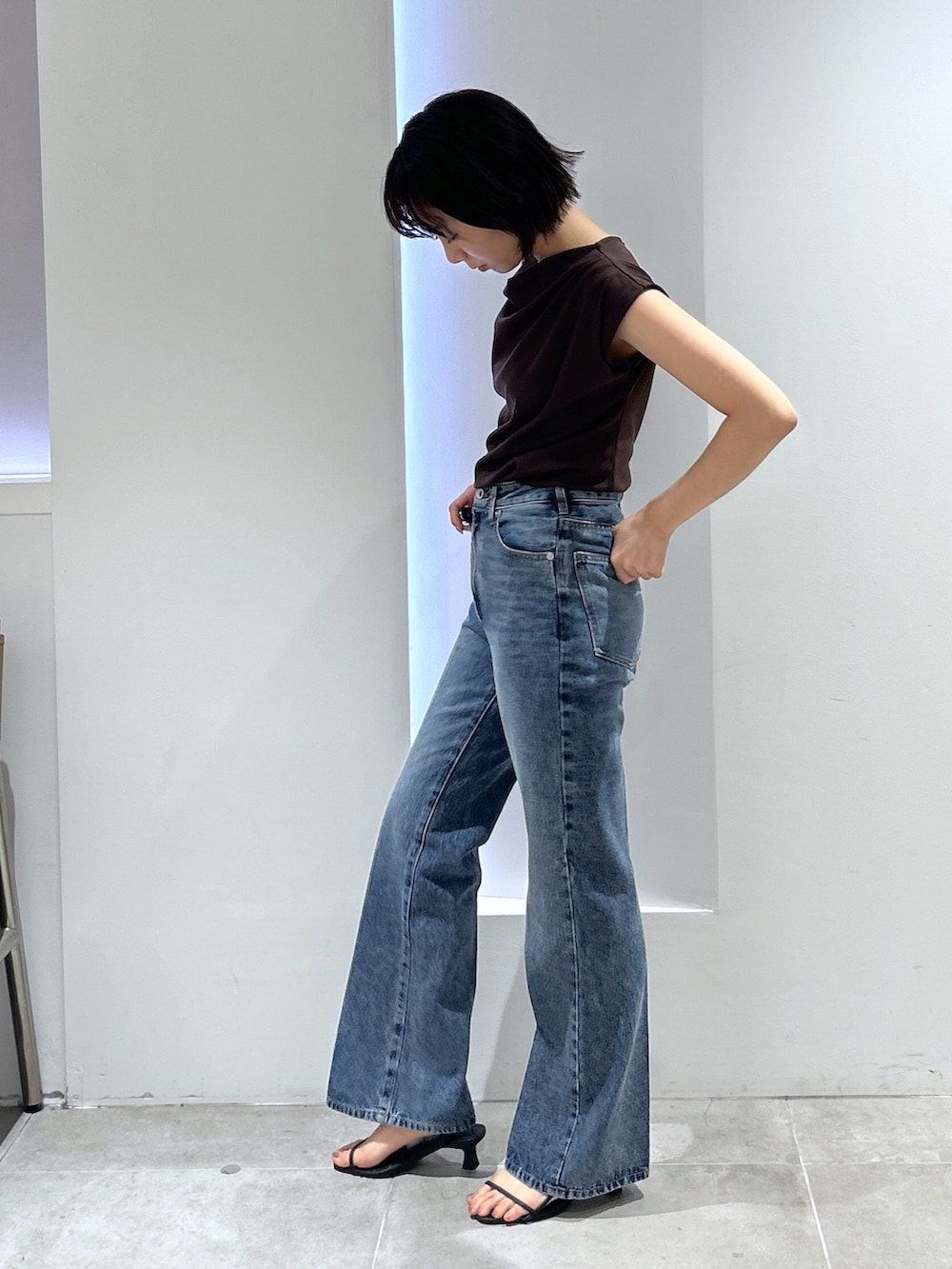 ブラウン系のTシャツ/カットソー、ブルー系のその他パンツを着用したレディースの夏コーディネートの3枚目の写真