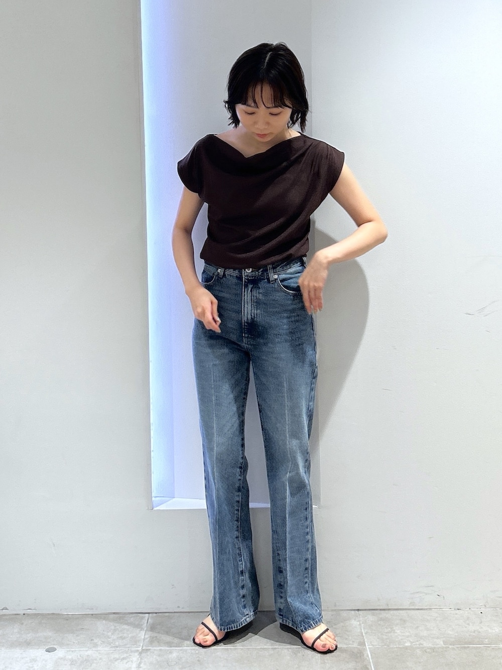 ブラウン系のTシャツ/カットソー、ブルー系のその他パンツを着用したレディースの夏コーディネートの5枚目の写真