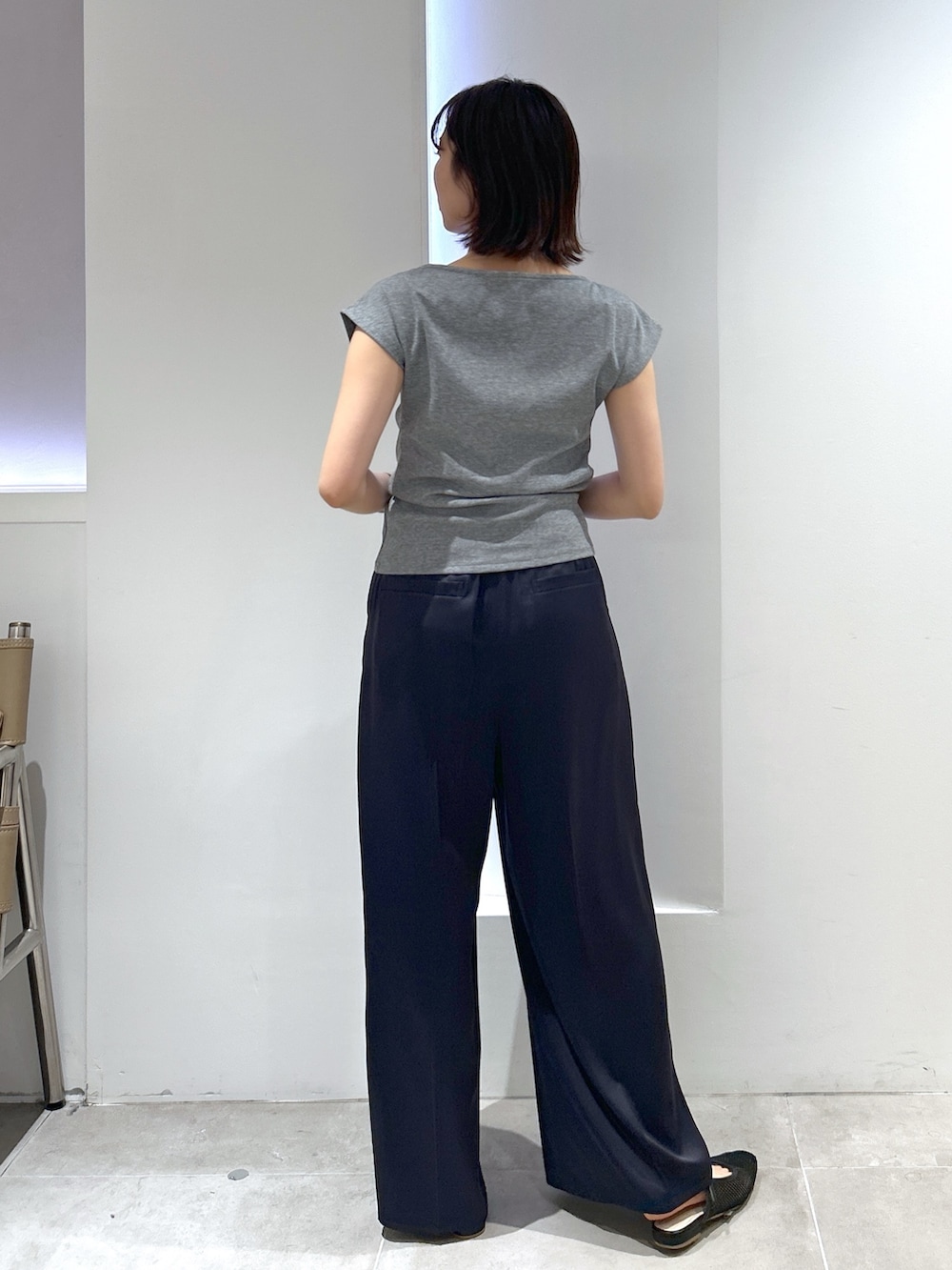 ブルー系のその他パンツ、グレー系のTシャツ/カットソーを着用したレディースの夏コーディネートの3枚目の写真