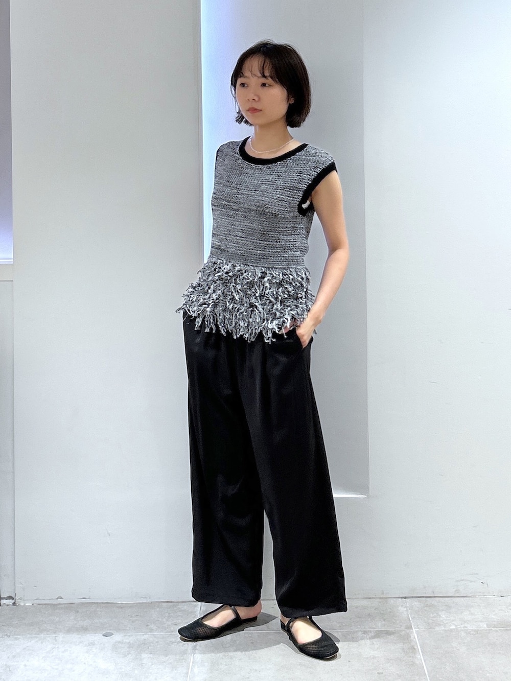 ブラック系のニット/セーター、ブラック系のその他パンツを着用したレディースの夏コーディネートの3枚目の写真