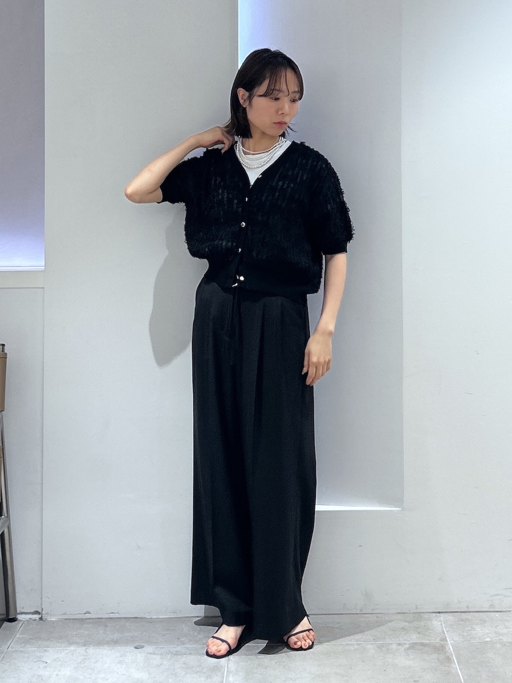 ホワイト系のTシャツ/カットソー、ブラック系のカーディガン/ボレロ、ブラック系のその他パンツを着用したレディースの夏コーディネートの3枚目の写真