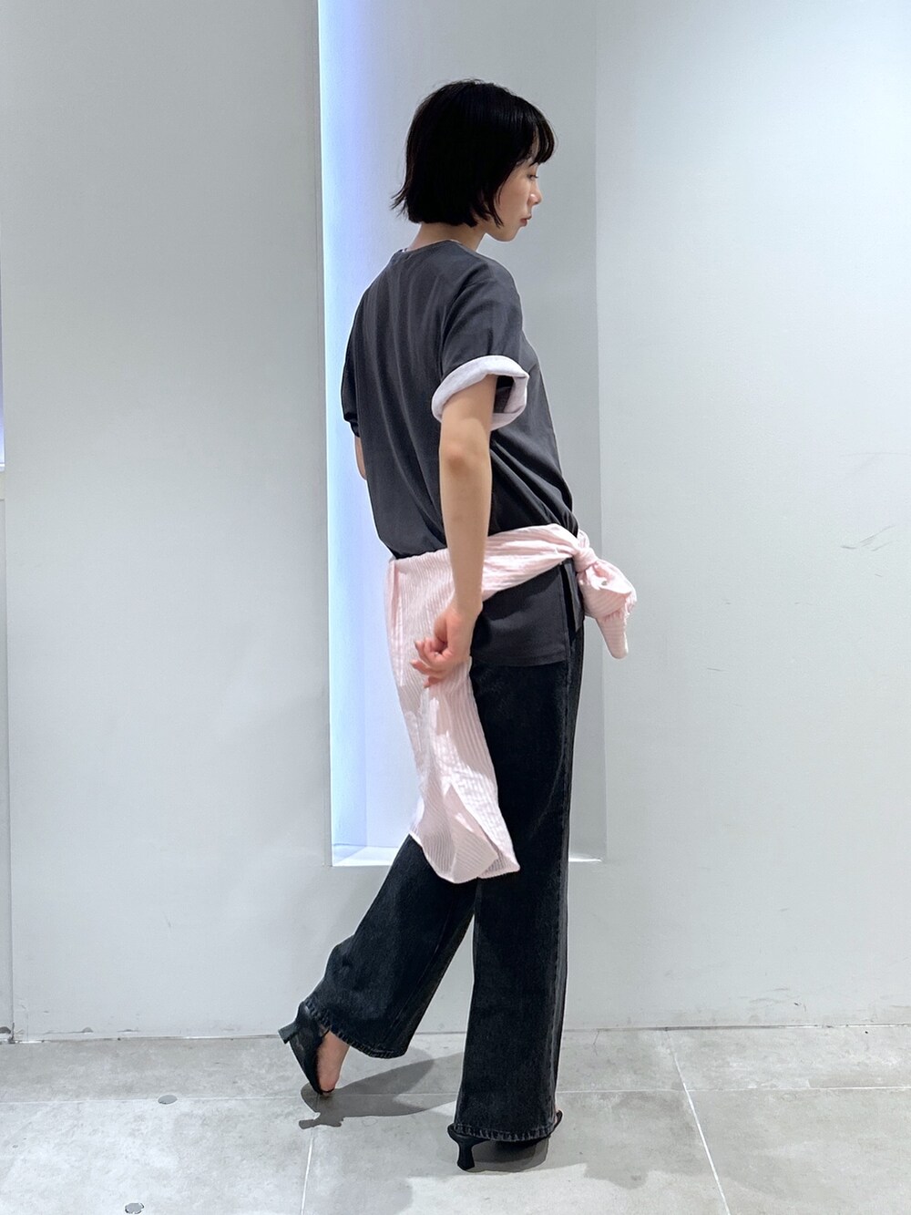 グレー系のTシャツ/カットソー、ブラック系のその他パンツ、ピンク系のTシャツ/カットソーを着用したレディースの夏コーディネートの3枚目の写真