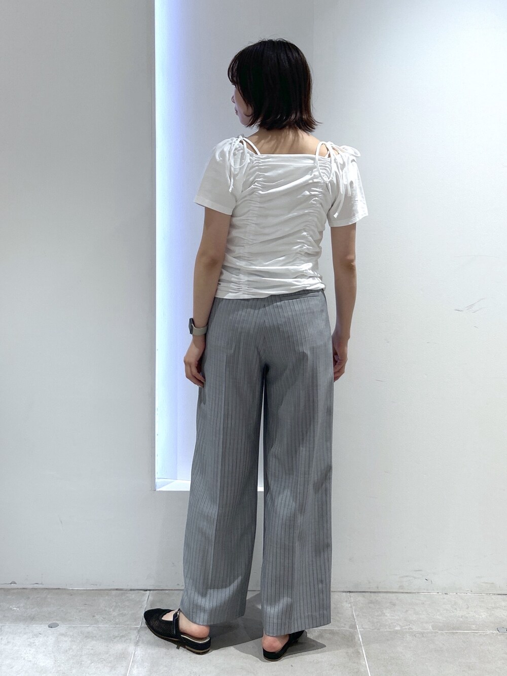 ホワイト系のTシャツ/カットソー、グレー系のその他パンツを着用したレディースの夏コーディネートの3枚目の写真