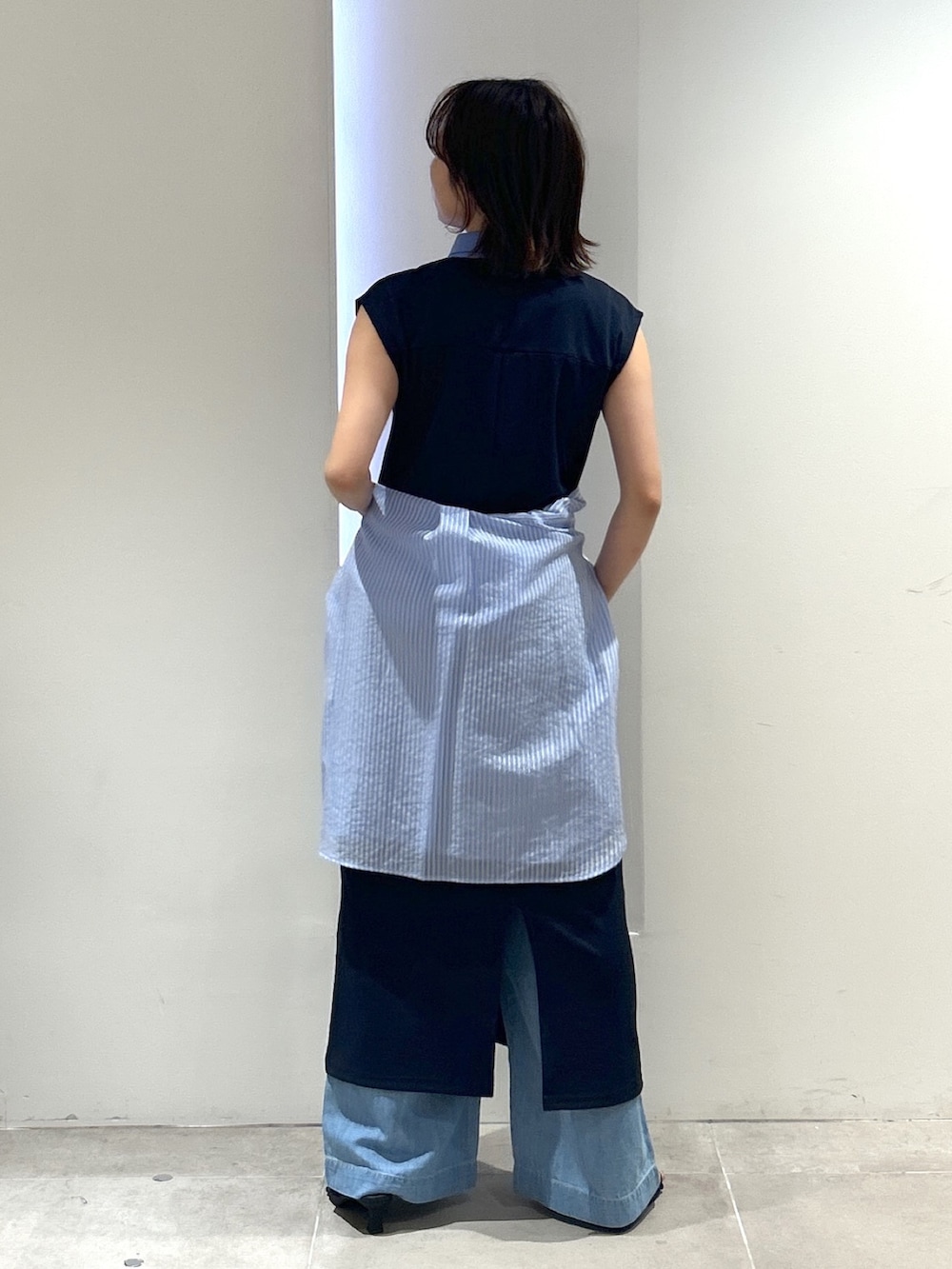 ブルー系のワンピース、ブルー系のシャツ/ブラウス、ブルー系のデニムパンツを着用したレディースの夏コーディネートの3枚目の写真