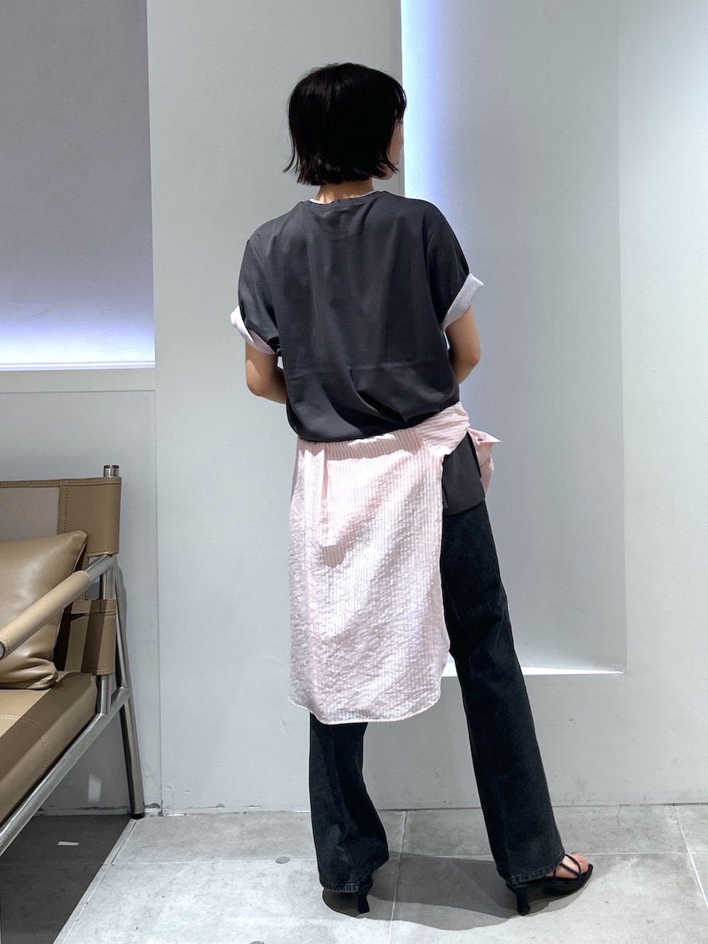 グレー系のTシャツ/カットソー、ブラック系のその他パンツ、ピンク系のTシャツ/カットソーを着用したレディースの夏コーディネートの4枚目の写真