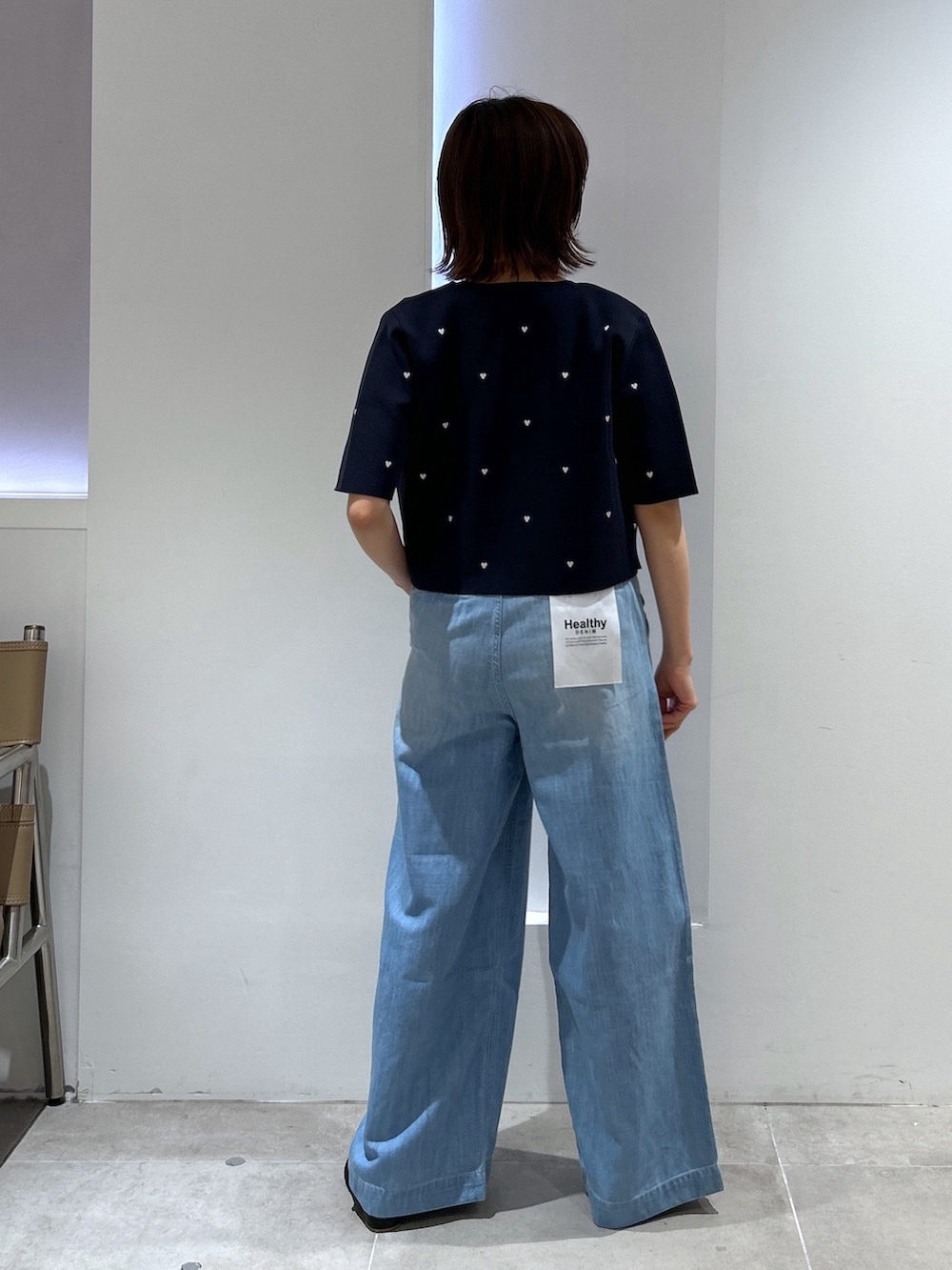ホワイト系のTシャツ/カットソー、ブルー系のカーディガン/ボレロ、ブルー系のデニムパンツを着用したレディースの夏コーディネートの3枚目の写真