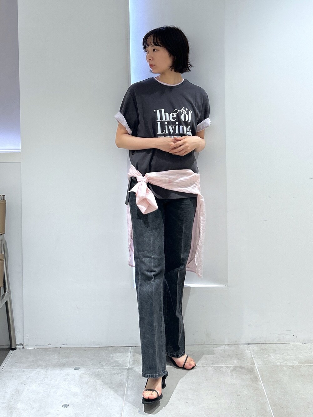 グレー系のTシャツ/カットソー、ブラック系のその他パンツ、ピンク系のTシャツ/カットソーを着用したレディースの夏コーディネートの5枚目の写真