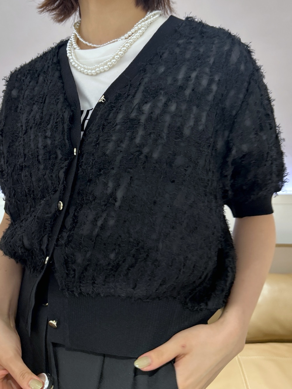 ホワイト系のTシャツ/カットソー、ブラック系のカーディガン/ボレロ、ブラック系のその他パンツを着用したレディースの夏コーディネートの4枚目の写真