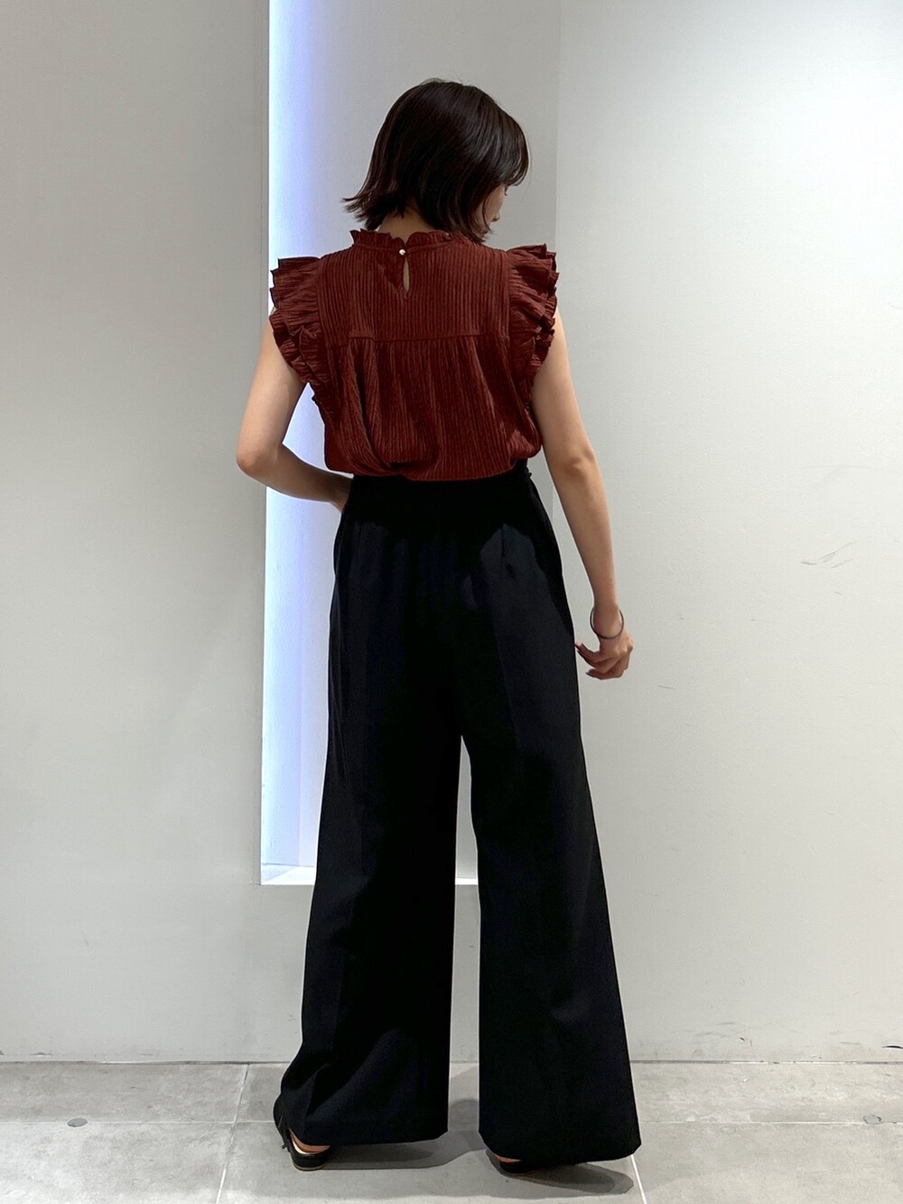 ブラック系のその他パンツ、ブラウン系のTシャツ/カットソーを着用したレディースの夏コーディネートの2枚目の写真